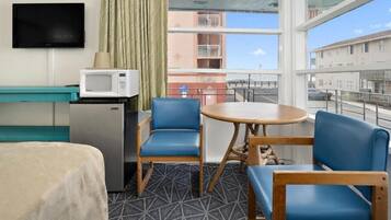 Standard dubbelrum - viss havsutsikt | Arbetsyta för laptop, gratis wi-fi och sÀngklÀder