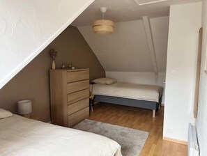 2 makuuhuonetta, silitysrauta/-lauta, vauvan matkasänky, ilmainen Wi-Fi