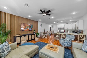 Una Smart TV, una pantalla de ordenador