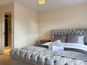 4 bedrooms, desk, travel crib, WiFi