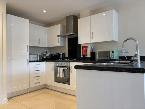 4BR Home • Gym • 2BA • Free Parking • En-suite • Near LGW Airport