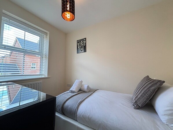 4 bedrooms, internet, bed sheets
