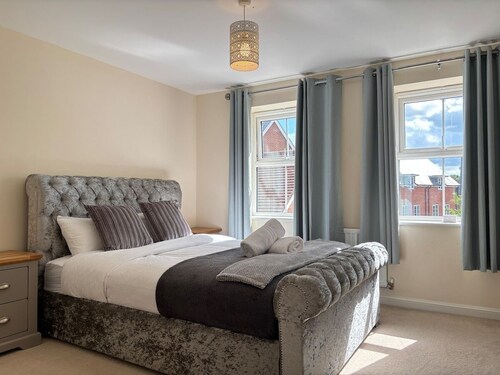 4BR Home • Gym • 2BA • Free Parking • En-suite • Near LGW Airport