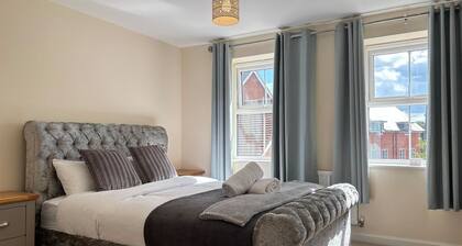 4BR Home âą Gym âą 2BA âą Free Parking âą En-suite âą Near LGW Airport