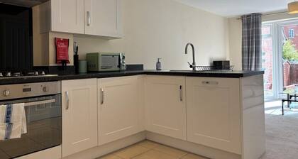 4BR Home • Gym • 2BA • Free Parking • En-suite • Near LGW Airport