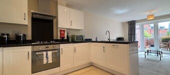 4BR Home • Gym • 2BA • Free Parking • En-suite • Near LGW Airport