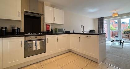 4BR Home • Gym • 2BA • Free Parking • En-suite • Near LGW Airport