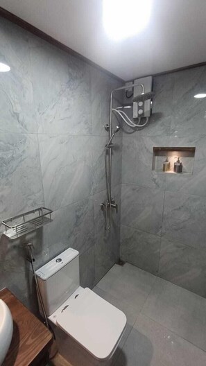 Deluxe Villa, Garden View | Bathroom | Shower, hair dryer, towels, soap - Luk inn at huraa (Huraa)