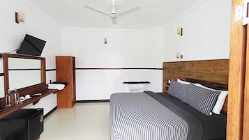 Villa Deluxe, vistas al jardín | Caja fuerte, escritorio, wifi gratis