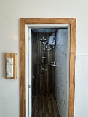 Villa familiare, vista giardino | Bagno | Doccia, asciugacapelli, asciugamani, sapone
