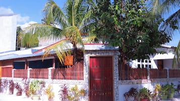Vista frontal de la propiedad