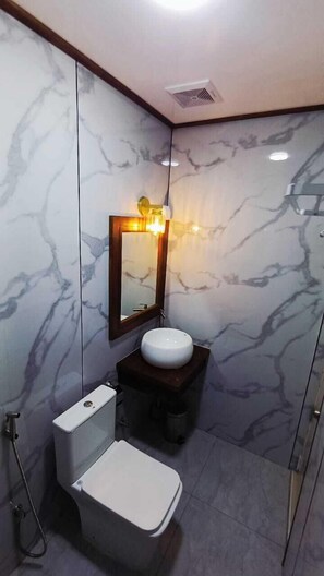 Deluxe Villa, Garden View | Bathroom | Shower, hair dryer, towels, soap