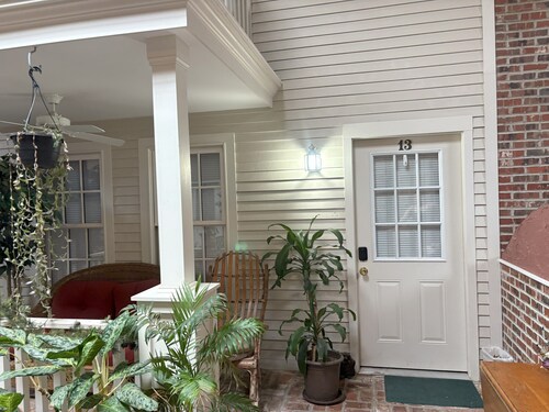2-bedroom apartment in wonderful Lorain with AC