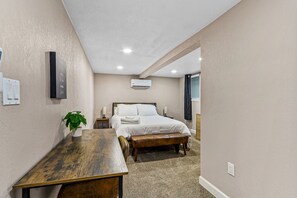 2 bedrooms, desk, Internet, bed sheets