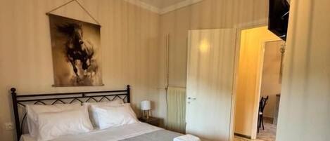 Apartment, Garden View | In-room safe, iron/ironing board, free WiFi, bed sheets