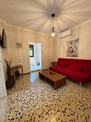 Departamento, vista al jardín | Área de sala de estar | Televisión de pantalla plana de 32 pulgadas con canales digitales