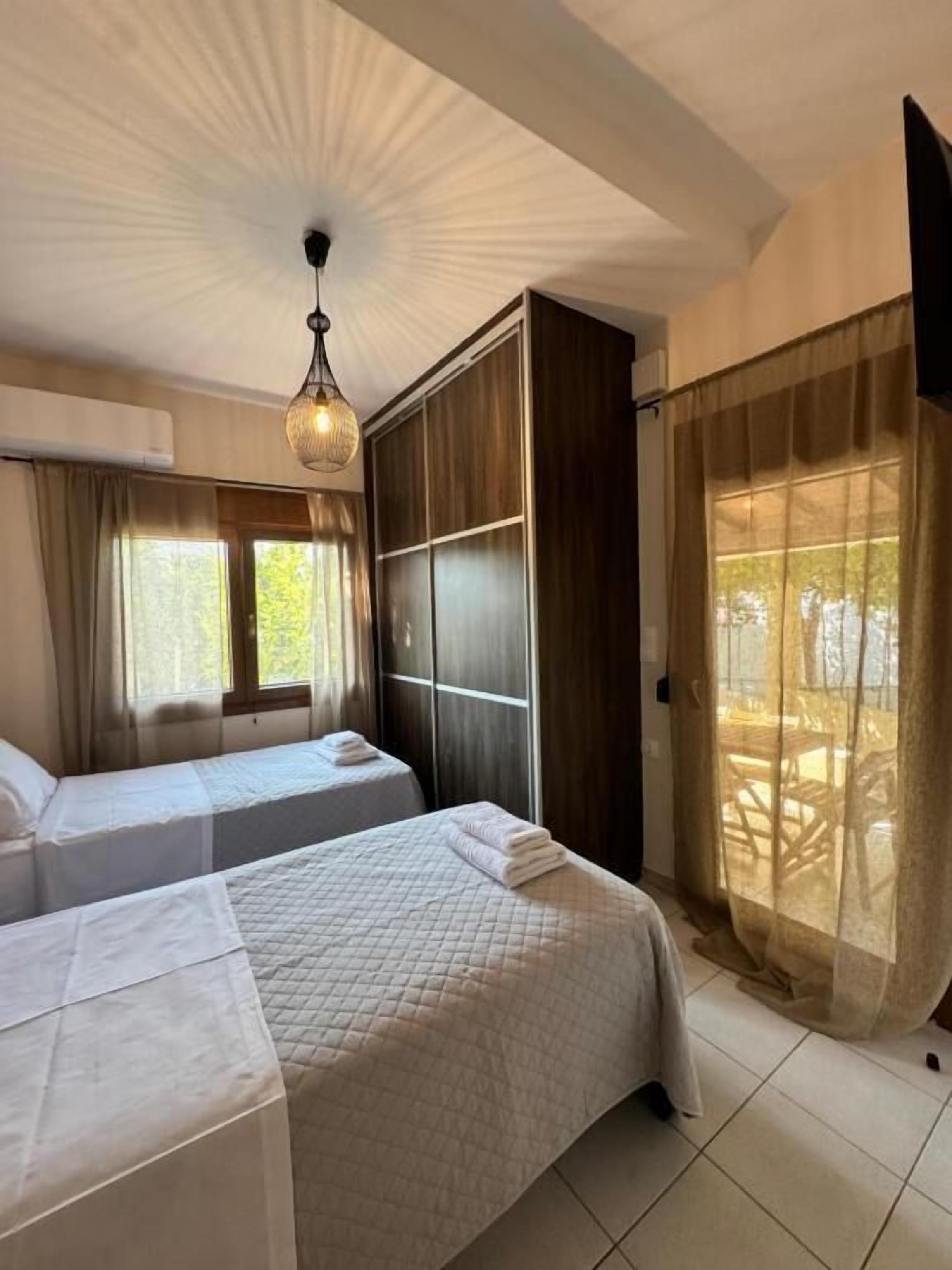 Appartamento, vista giardino | Una cassaforte in camera, ferro/asse da stiro, Wi-Fi gratuito, lenzuola