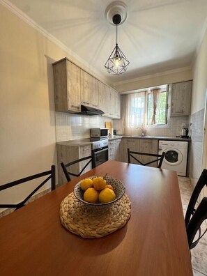 Departamento, vista al jardín | Cocina privada | Tetera eléctrica