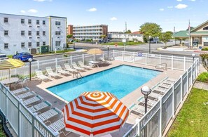 Seasonal outdoor pool - Eden Roc Ocean Front (Ocean City)