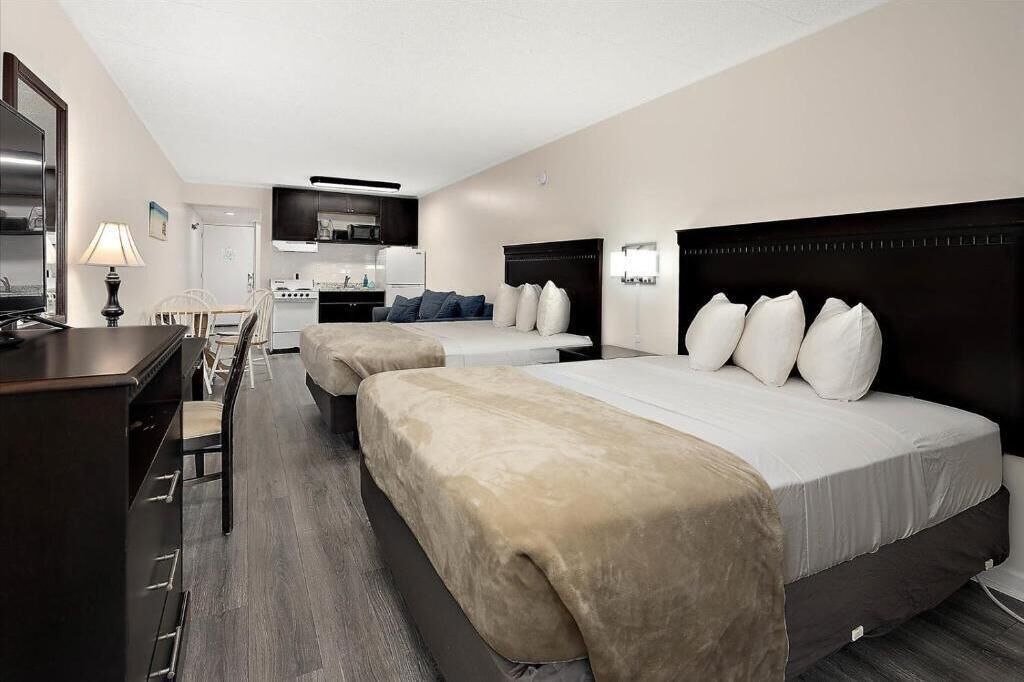 Escritorio, espacio para trabajar con laptop y wifi gratis 