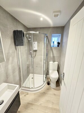 Hiustenkuivaaja, pyyhkeet, saippua, sampoo