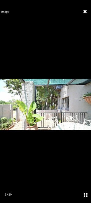 Terrace/patio - 3-bedroom apartment in welcoming Sandton with AC (Sandton)