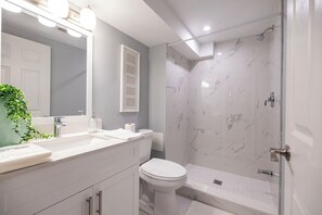 Serviettes fournies, papier toilette