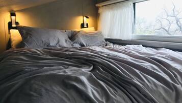 5 bedrooms, iron/ironing board, WiFi, bed sheets