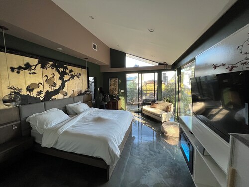 Luxury 3,700 Sq Ft Dallas Mid‑Century Retreat Near Bishop Arts & Stadiums