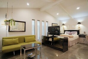 Desk, iron/ironing board, WiFi, bed sheets