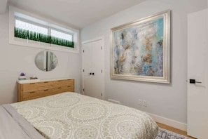 1 habitación, escritorio, tabla de planchar con plancha y cuna de viaje 
