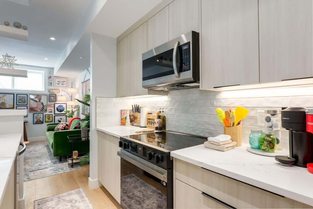 Køleskab, mikrobølgeovn, ovn, kogeplade