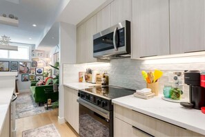 Geladeira, micro-ondas, fogão, cooktop