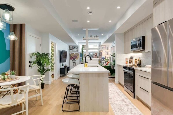 Geladeira, micro-ondas, fogão, cooktop