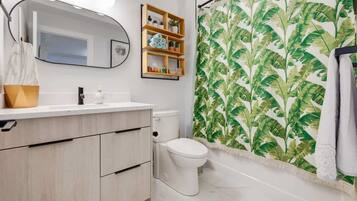 Chuveiro, secador de cabelo, toalhas de banho