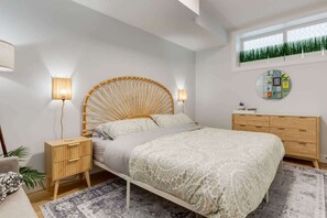 1 sovrum, skrivbord, strykjärn/strykbräda och resesäng