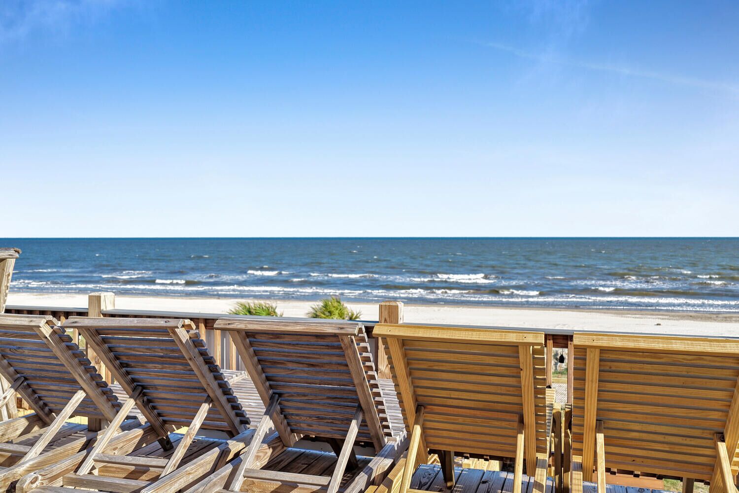 Aan het strand, ligstoelen aan het strand, strandlakens