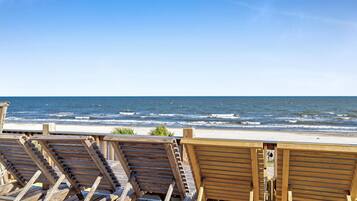 Aan het strand, ligstoelen aan het strand, strandlakens