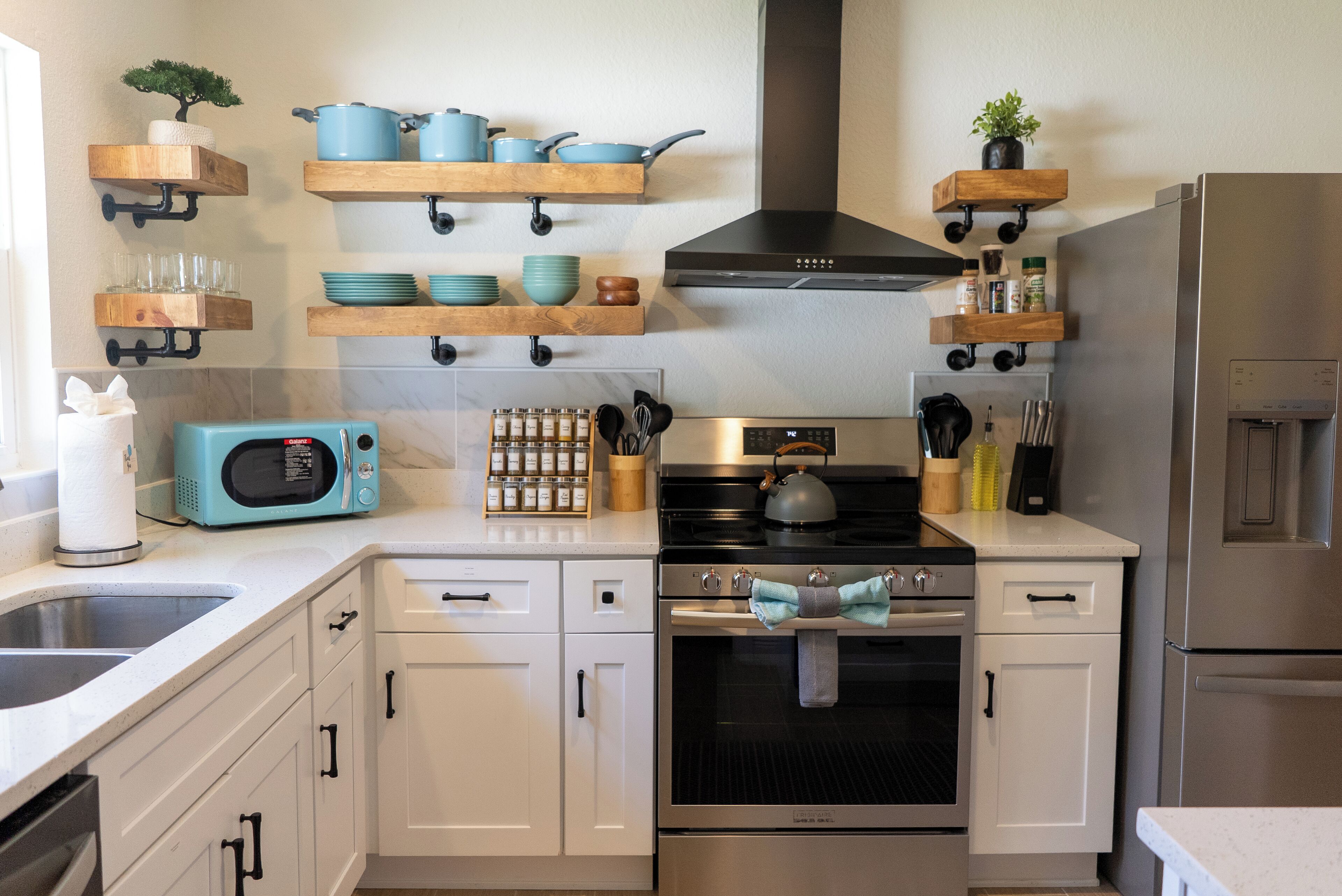 Refrigerador, microondas, horno y parrilla de estufa 