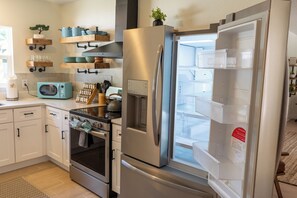 Refrigerador, microondas, horno, placa de cocina