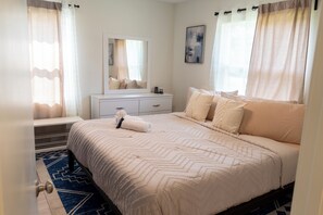 4 habitaciones, escritorio y tabla de planchar con plancha 