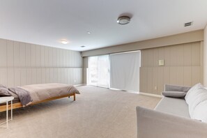 5 bedrooms, iron/ironing board, Internet, bed sheets
