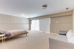5 bedrooms, iron/ironing board, Internet, bed sheets