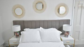 3 habitaciones, tabla de planchar con plancha, wifi y ropa de cama