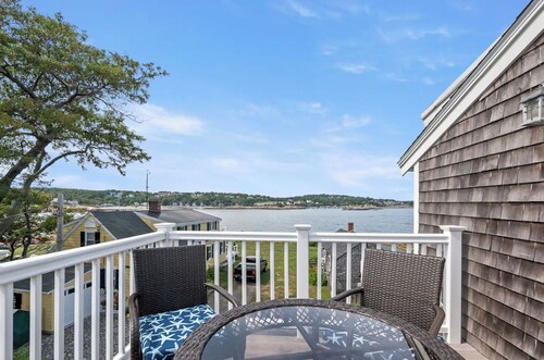 Bearskin Neck Retreat: Steps to Shops and Dining