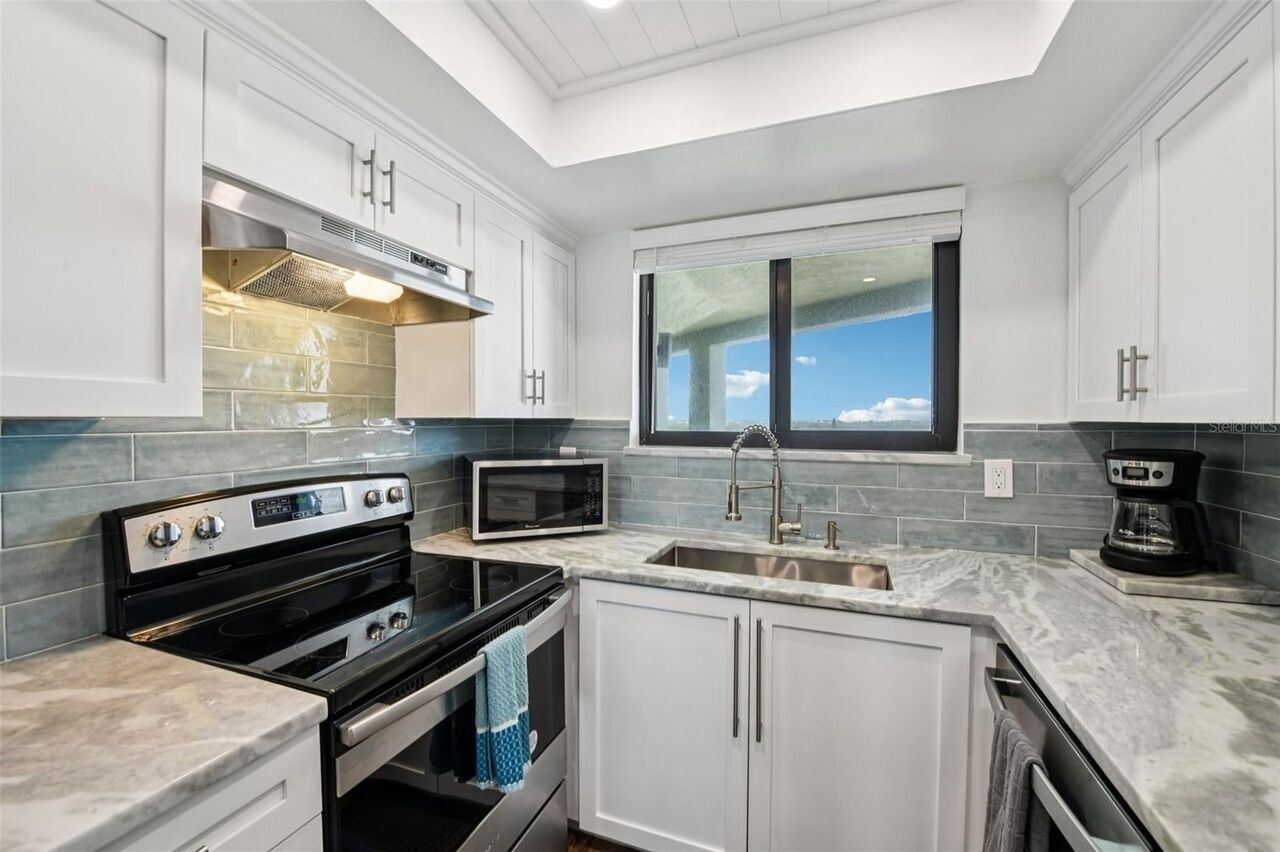 Een magnetron, een oven, een kookplaat, een vaatwasser