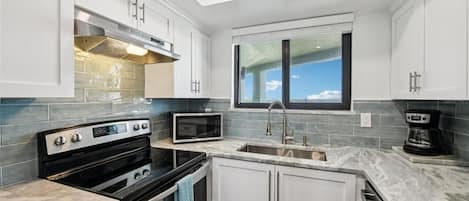 Microondas, horno, parrilla de estufa y lavavajillas