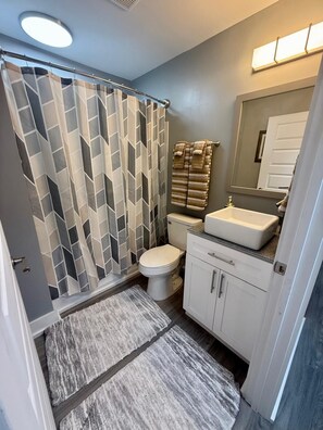 Douche, serviettes fournies, savon, papier toilette