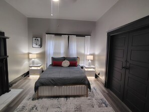 3 bedrooms, iron/ironing board, WiFi, bed sheets - Charming Home Away in Louisville (Louisville)