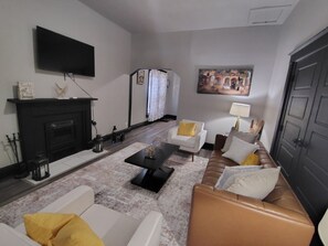 Smart TV - Charming Home Away in Louisville (Louisville)